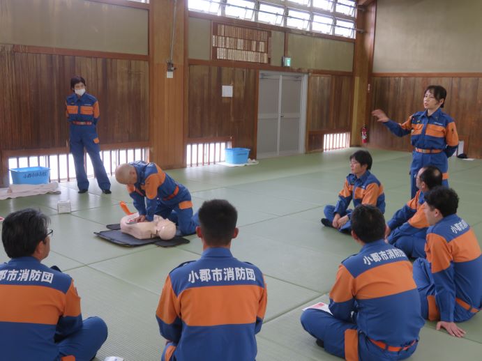 女性消防士による指導.JPG